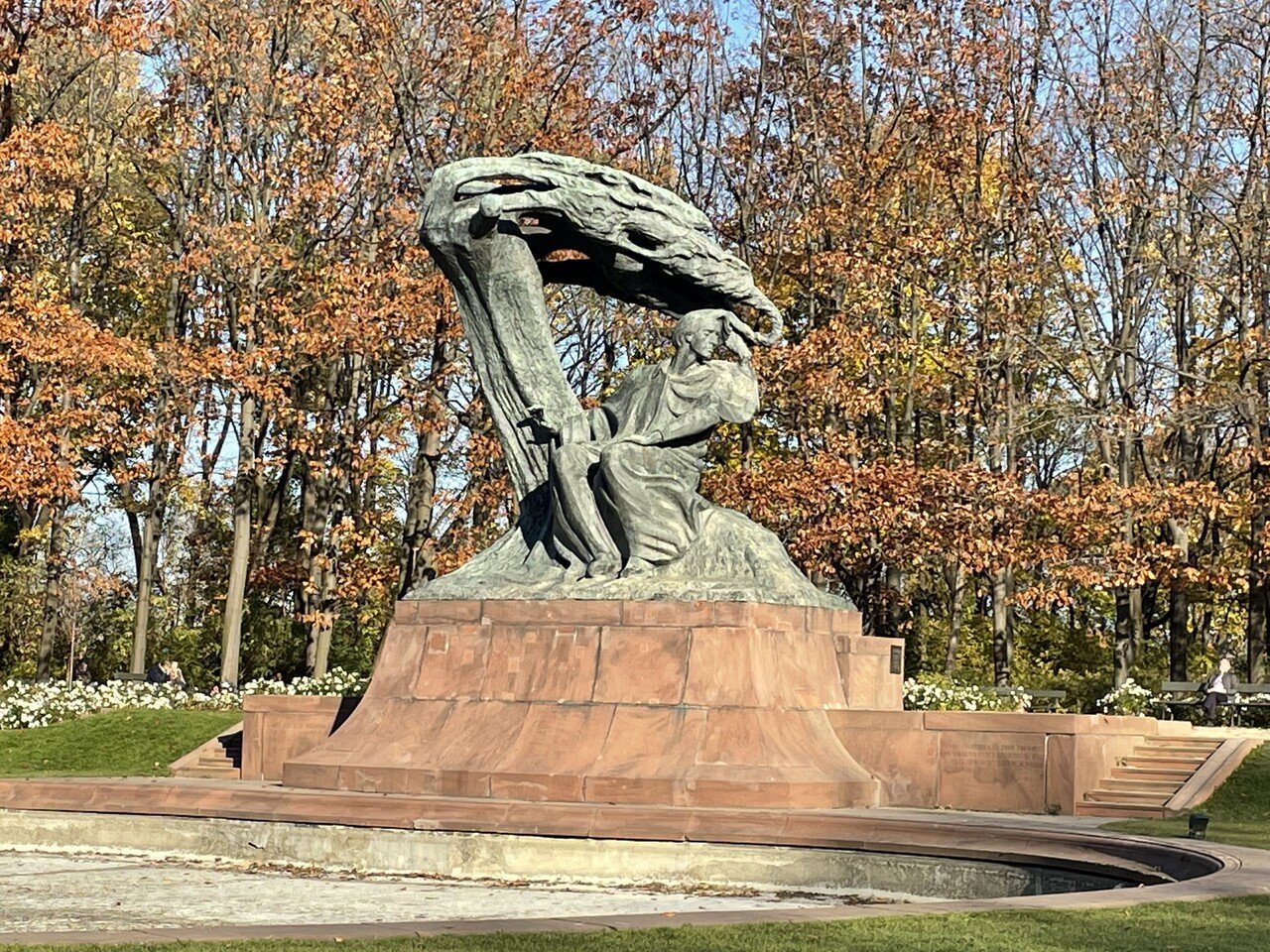 ポーランド のワルシャワにあるワジェンキ公園内にあるショパン像です ポーランドといえばショパンが有名ですね 以前 ピアノの森 というアニメを見た時にこのショパン像が出ていたことを覚えていて 今 Tさん Note
