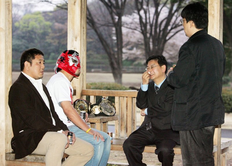 ベルト問題について話し合う、左から永田、カシンと全日本の社員（０６年４月、都内）