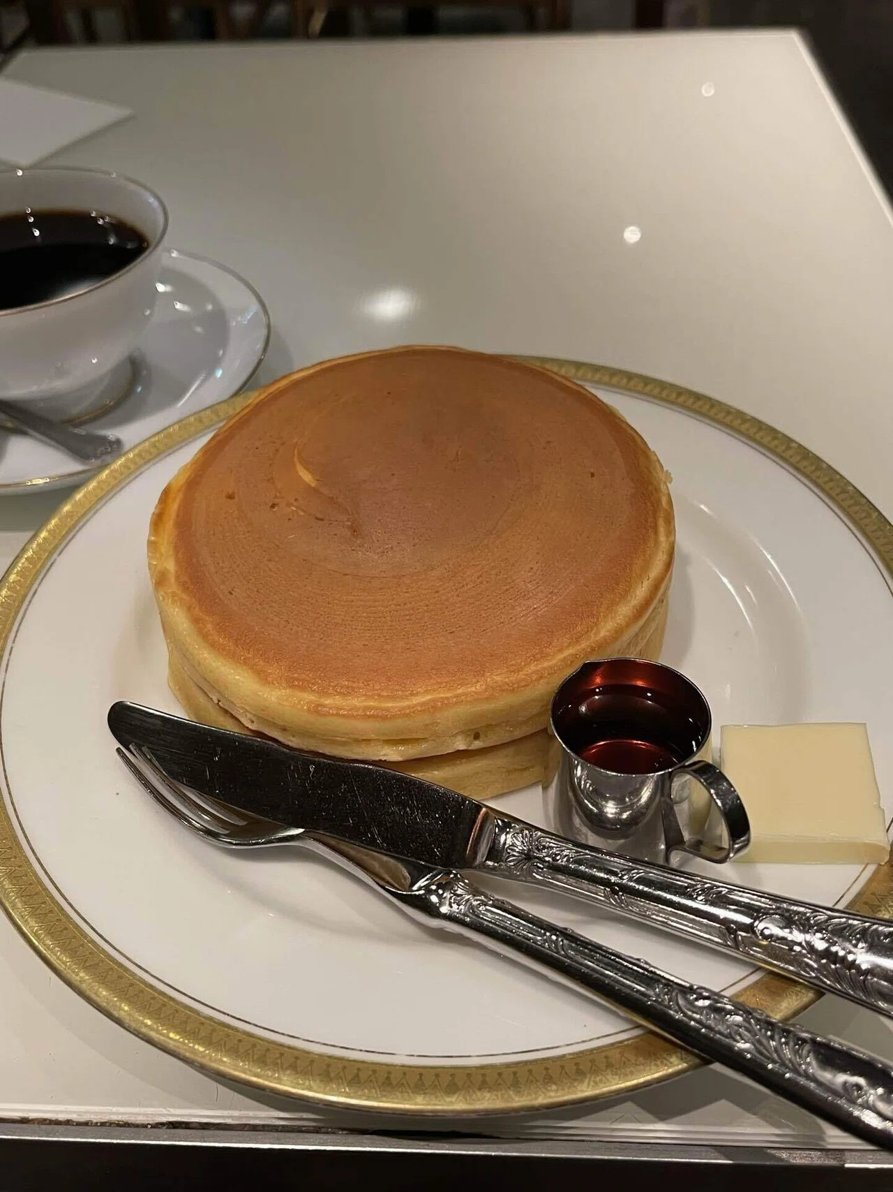 本日の昼ごはんは 丸福珈琲店ヨドバシakiba店 のホットケーキ 何度か来たけど並んでたので諦めていたが 今日は少し待って入れた 感染症対策バッチリ すきすきで申し訳ない 千日前の本店にまた行きたい 玉置泰紀 Kadokawa21年室 Note