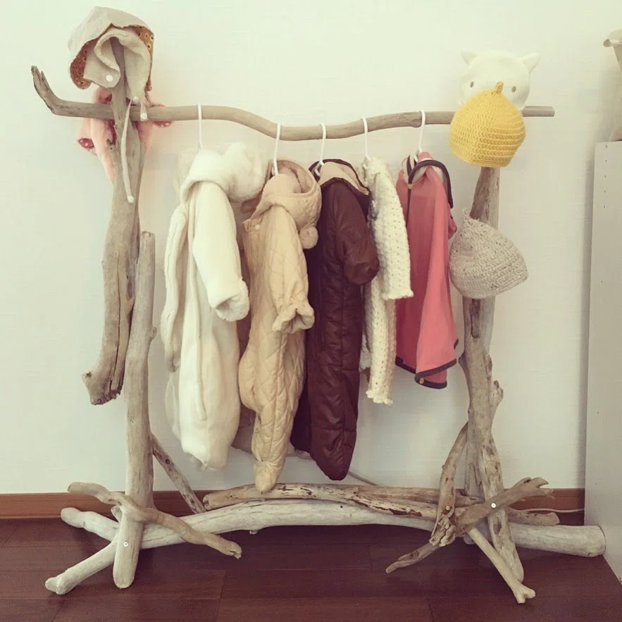 流木で子供の衣紋掛けをDIY｜リノベーショナーCOROMARU