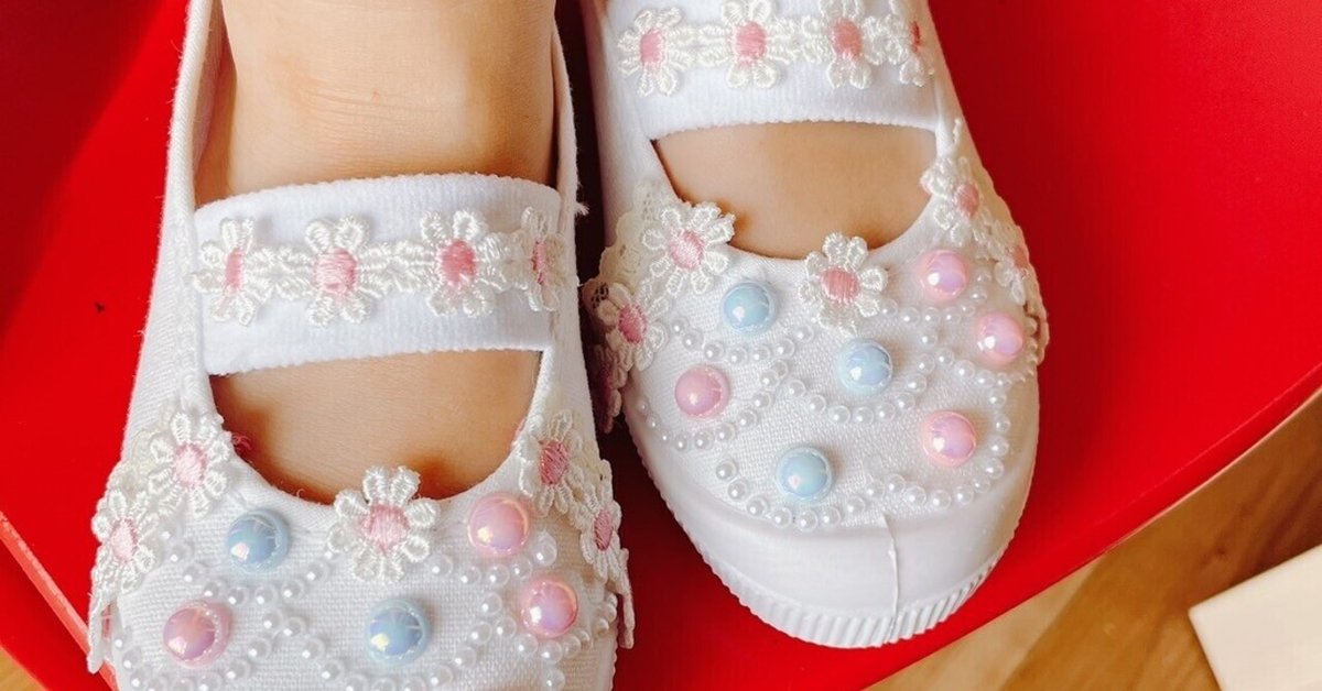 娘のためにただの上履きをプリンセスの靴みたいにデコレーションしたの  