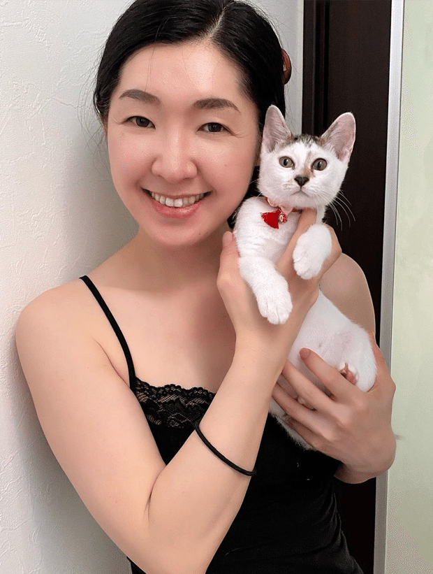 奇跡の猫！三毛猫のオス仔猫がハチワレ先住猫の弟になったら