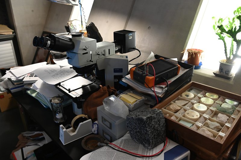 １１② 画像⑧　　顕微鏡と標本
