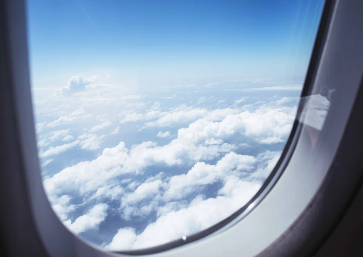 飛行機の窓から見る空