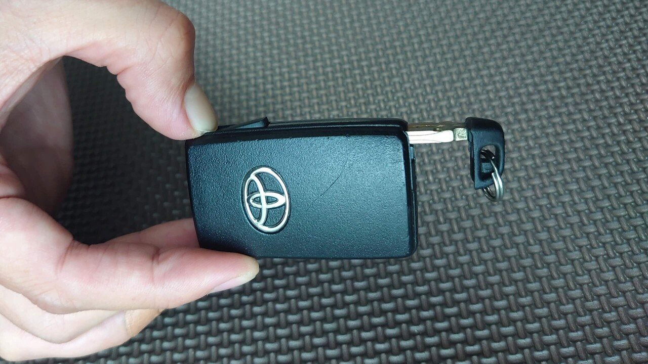 トヨタ車のスマートキーの電池交換方法｜鍵屋KOロック