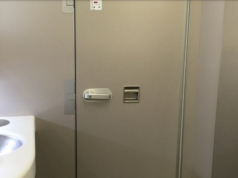 飛行機 トイレ の ドア 開け 方
