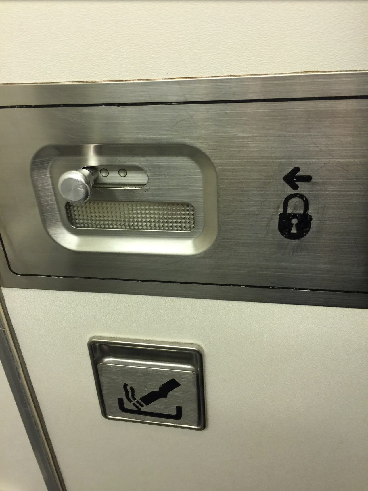 飛行機のトイレの灰皿 どうして最新鋭の飛行機のトイレに灰皿が付いているのか。｜Rydeen
