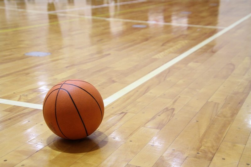 体育館にバスケットボール