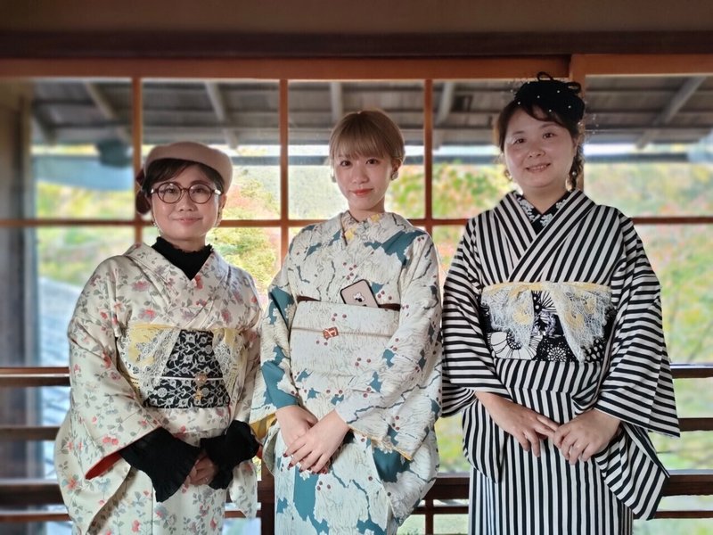 12京都レトモ寄席のイベントにて（左から、SNSで繋がった着物友達、うさこまさん、Roko）