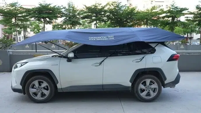 車中泊にも便利！厳しい気候から愛車を守る自動展開式カーテント