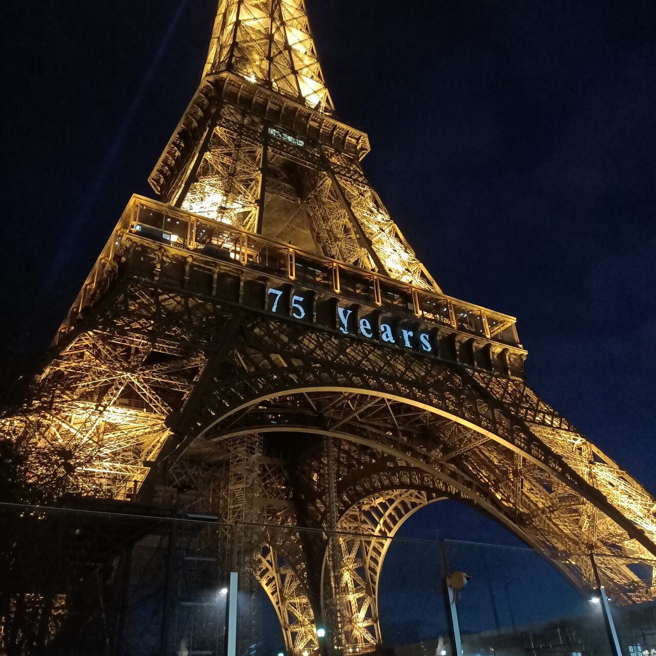 エッフェル塔のシャンパンフラッシュとユネスコ誕生75周年祝い