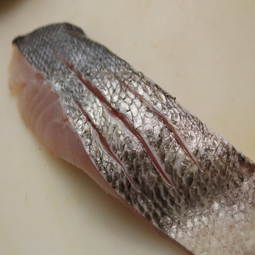 今が旬のスズキ フライパンで塩焼き 樋口直哉 Travelingfoodlab Note
