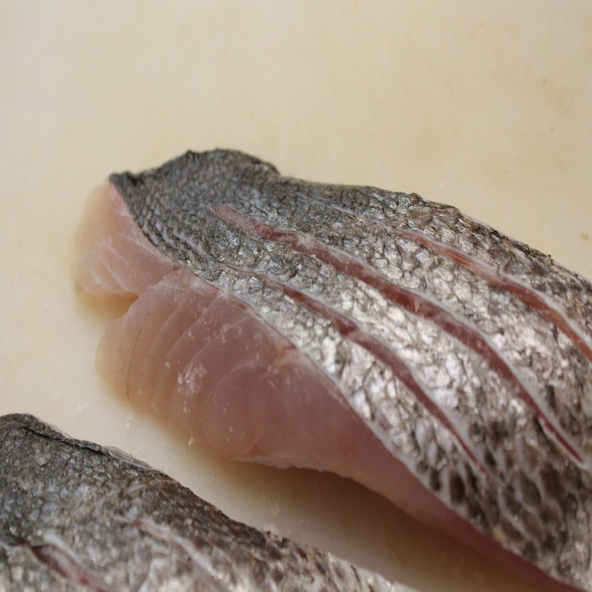 今が旬のスズキ フライパンで塩焼き 樋口直哉 Travelingfoodlab Note