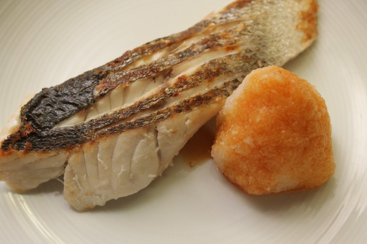 今が旬のスズキ フライパンで塩焼き 樋口直哉 Travelingfoodlab Note 今が旬のスズキ フライパンで塩焼き 樋口直哉 Travelingfoodlab Note