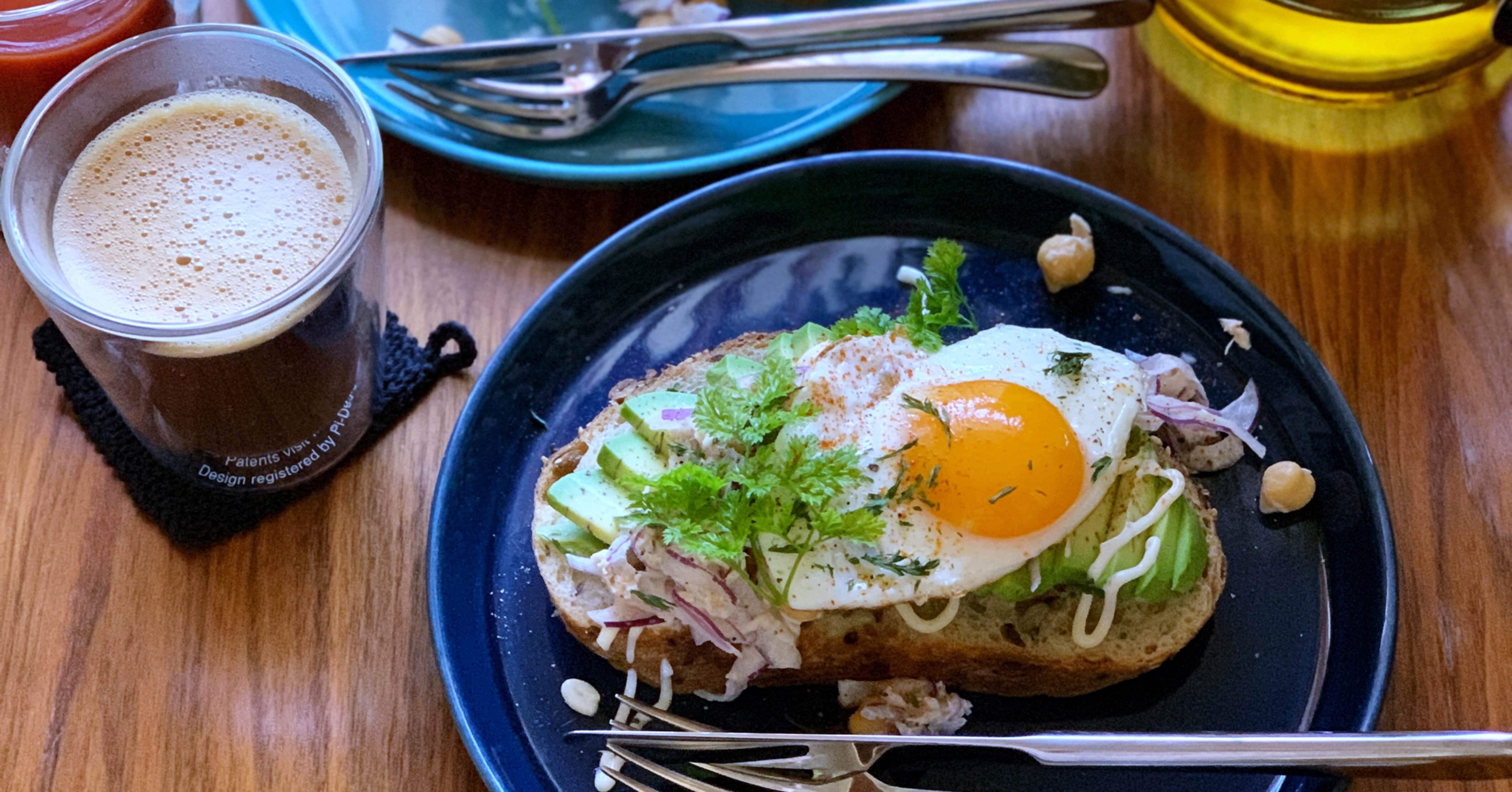 サワードゥのタルティーヌ アボカドと目玉焼き｜みずのさちこ