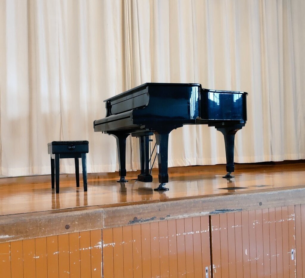 体育館のピアノ｜Hitomi Nishiyama 西山瞳
