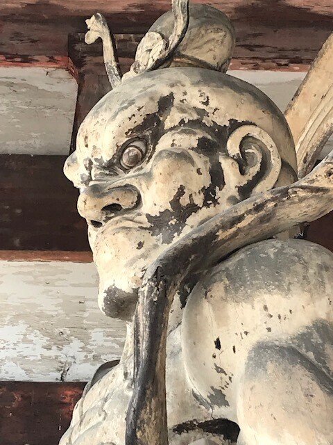 仁和寺の仁王門で守護神「金剛力士像」が睨みをきかせる The
