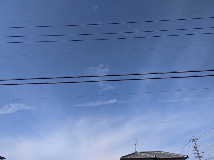 コンビニ帰りにパシャリ📸 横にまっすぐの雲があったので撮ったんだけど、意外と見にくかったわ…😅