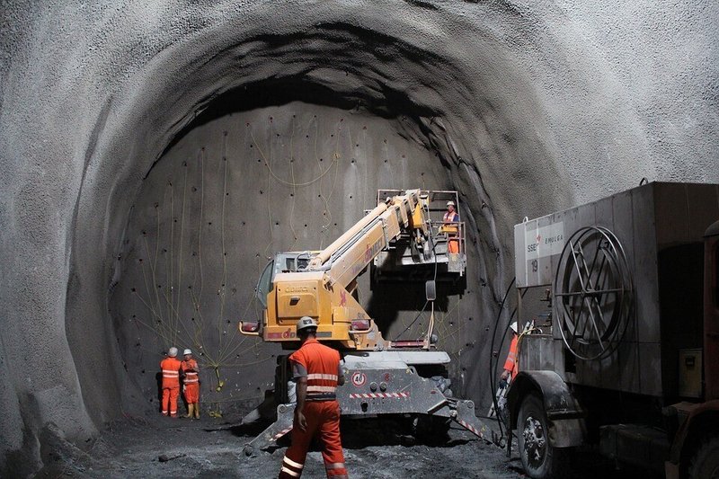 トンネル・切削・クレーン・作業・削岩機・穴・地下