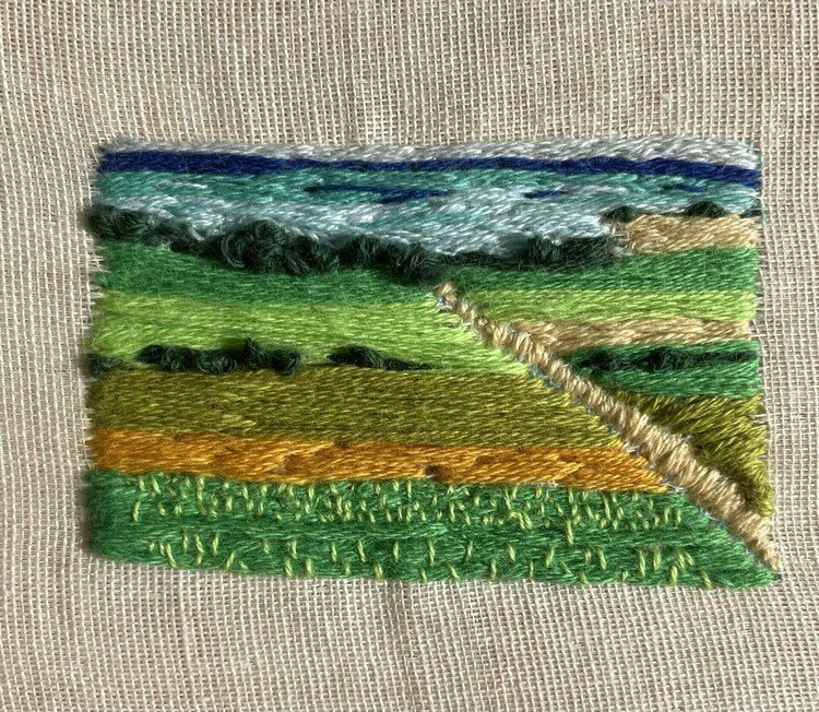 『ベランダから見えるサトウキビ畑』をステッチしました。（2作品目）このモチーフになった風景のステッチはこれでお終い。絵よりも刺繍の方が立体感がでるので、畑の風景を見たときの感動を伝えやすい気がします。#私の作品紹介　#サトウキビ畑　#刺繍　#好きな風景　#ステッチ　#noteステッチ部