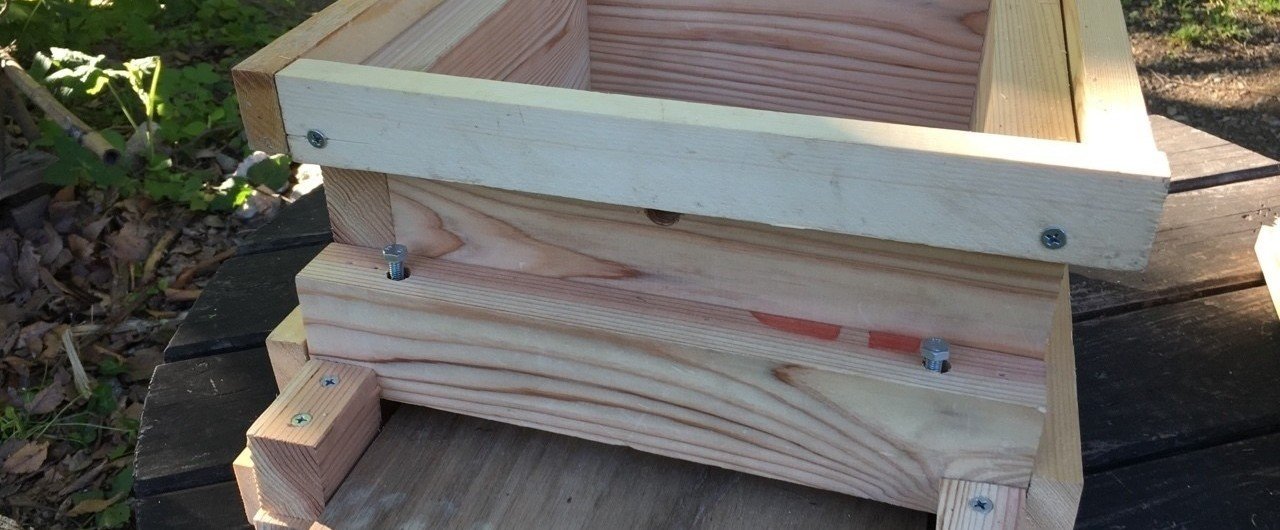 重箱 巣枠兼用の底板巣門作り｜shanthi-usui