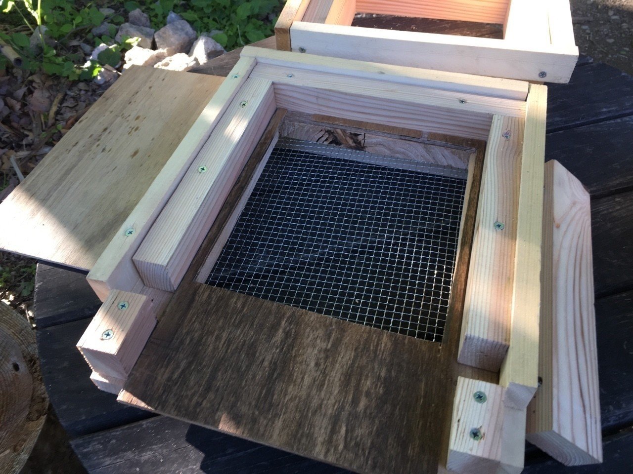 重箱 巣枠兼用の底板巣門作り｜shanthi-usui