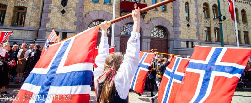 伝統衣装と国旗、ノルウェーのナショナルデーで毎年議論されること