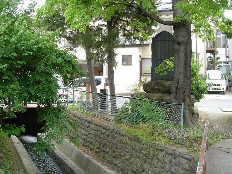 写真３：蛭澤川改修記念碑の後ろ姿と蛭澤川