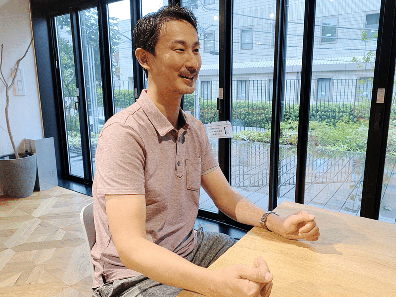 インタビュー中の岡田さん
