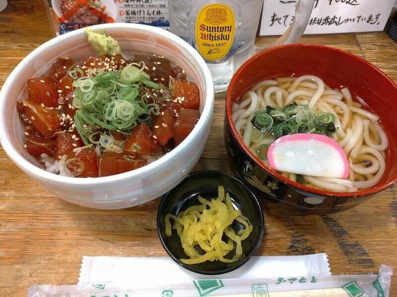 京橋の立ち寿司 まぐろ一徹 でワンコイン 500円のまぐろ漬け丼うどん付きのお昼ご飯 しっかりと漬け込まれて四角くカットされた鮪が載った丼と濃い目のお出汁となっているうどんのランチ で 全て綺麗に食べ切り飲 まるぞう Note 京橋の立ち寿司 まぐろ一徹 でワンコイン 500円のまぐろ漬け丼うどん付きのお昼ご飯 しっかりと漬け込まれて四角くカットされた鮪が載った丼と濃い目のお出汁となっているうどんのランチ で 全て綺麗に食べ切り飲 まるぞう Note