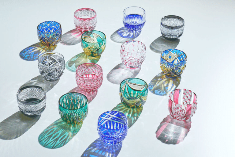 美品　ガラス　伝統工芸品　江戸切子　レッド　ブルー　底にまで施された綺麗な切り子 美品 ガラス 伝統工芸品 江戸切子 レッド ブルー 底にまで施され