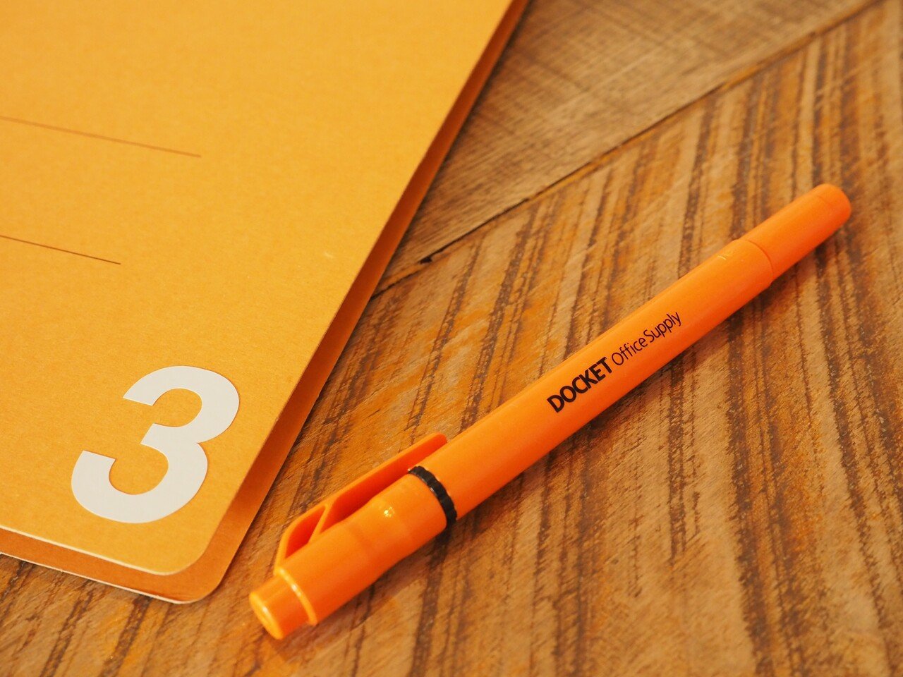 ぺんてるさんの蛍光ペンが好きすぎて、お店のノベルティのつもりが定番