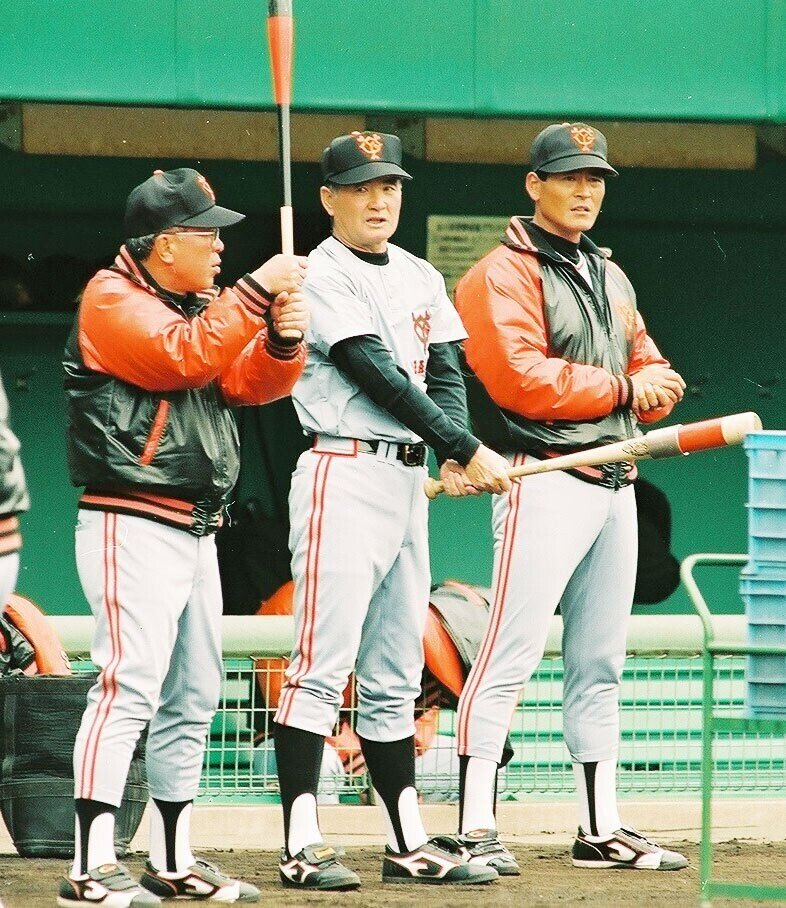左から須藤豊ヘッドコーチ、長嶋茂雄監督、中畑清打撃コーチ（９３年２月）