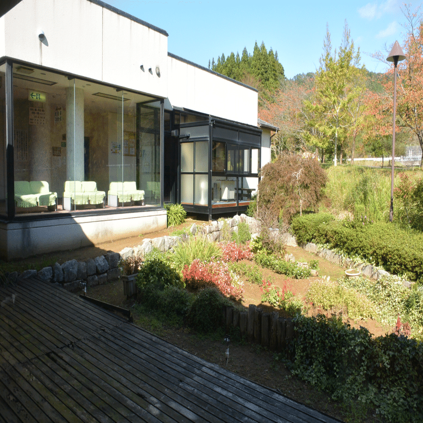 温泉施設の中庭に子供が遊べるお山をつくる 庭diyワークショップ じょんのび館 島田真弓 Note