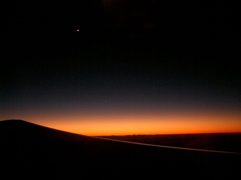 初めての海外がオーストラリアで飛行機の中から撮影した朝日。