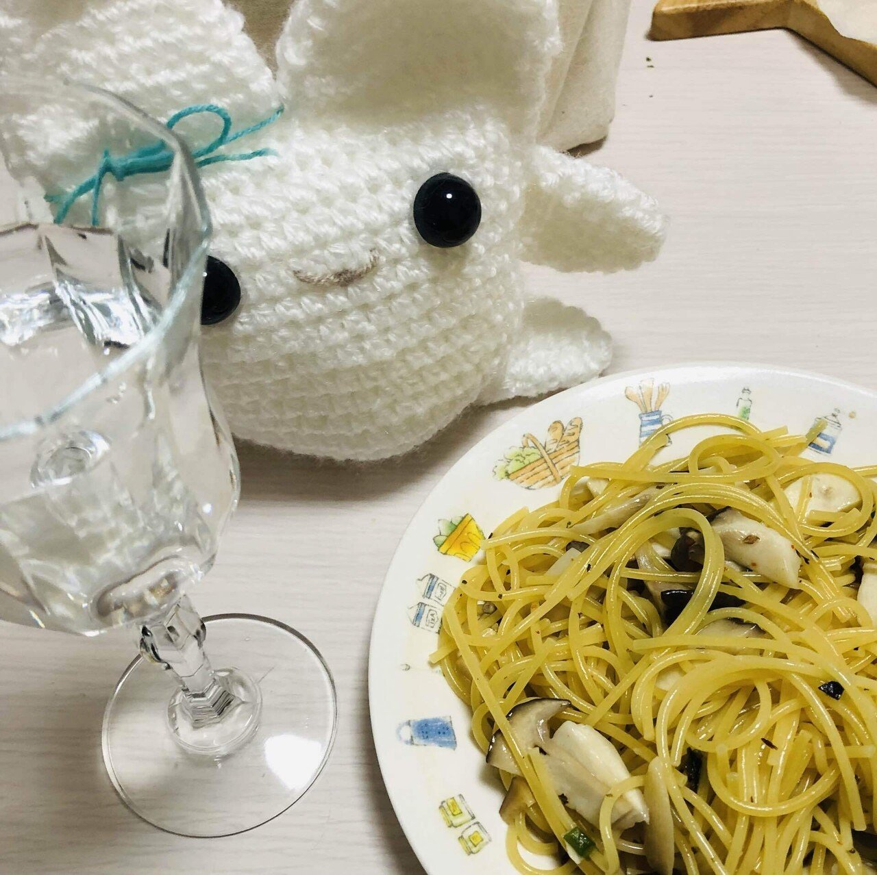 こんばんはです 夜 無性にお腹が空いて今日は エリンギと永谷園の松竹のお吸い物 オリーブo Ilとガーリック 唐辛子パスタの茹で汁など加えて夜食作っちゃいました 寝る前は良くないと分かって Coton コトン Note