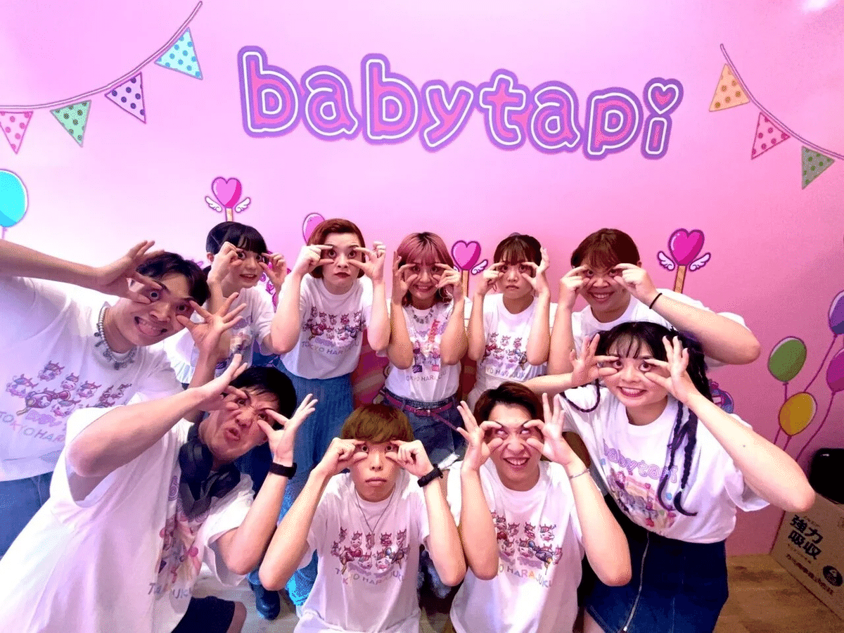 しなこ ポップアップショップ ベビタピ バッグ 原宿 東京・原宿。ほぼTikTokだけで集客・採用が完結するタピオカ店が