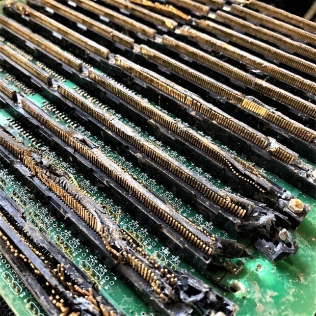 都市鉱山　フレキ・基板など　金抽出　写真5枚載せてます How to remove 24k gold ingot from gold computer board - YouTube