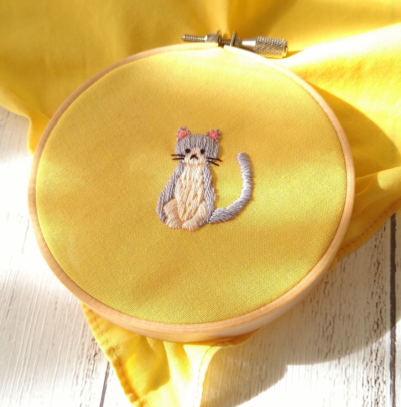 【朝鮮刺繍】子猫　藤の花　額入り　刺繍　絵画 朝鮮刺繍】子猫 藤の花 額入り 刺繍 絵画