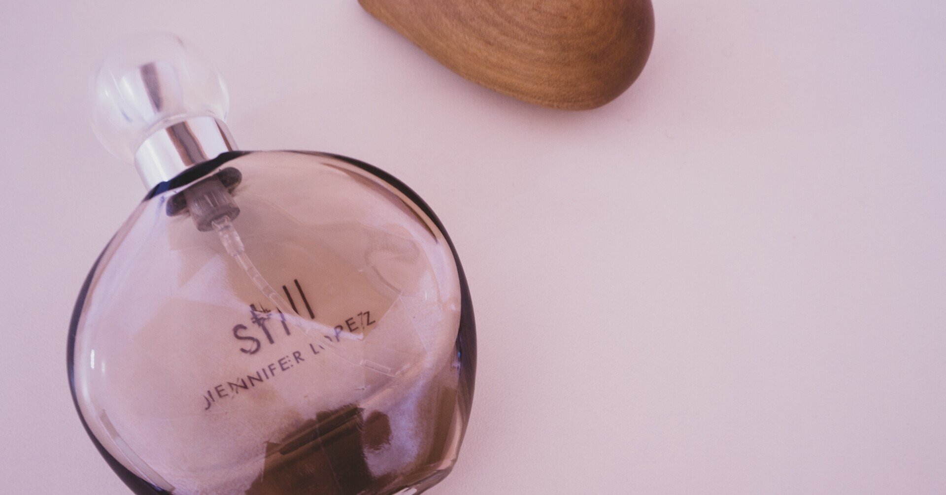 紅茶の香りがする香水 Jennifer Lopez still / 偏愛モノ Vol.03