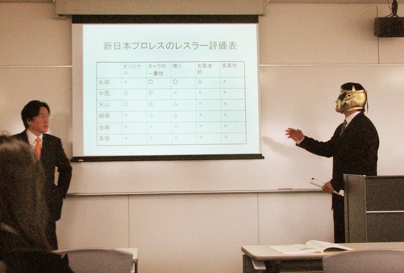 大学院の口頭試問に答えるカシン、左は平田竹男教授(09年1月、早稲田大学・早稲田キャンパス)