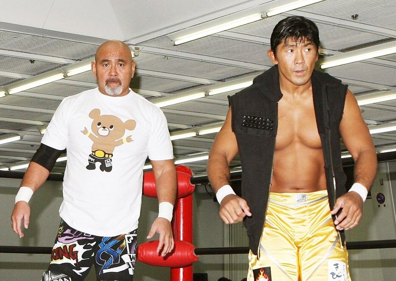 カシンが柴田と対戦した同日、船木(右)は全日本出場、左は武藤敬司(09年10月25日、兵庫・神戸)