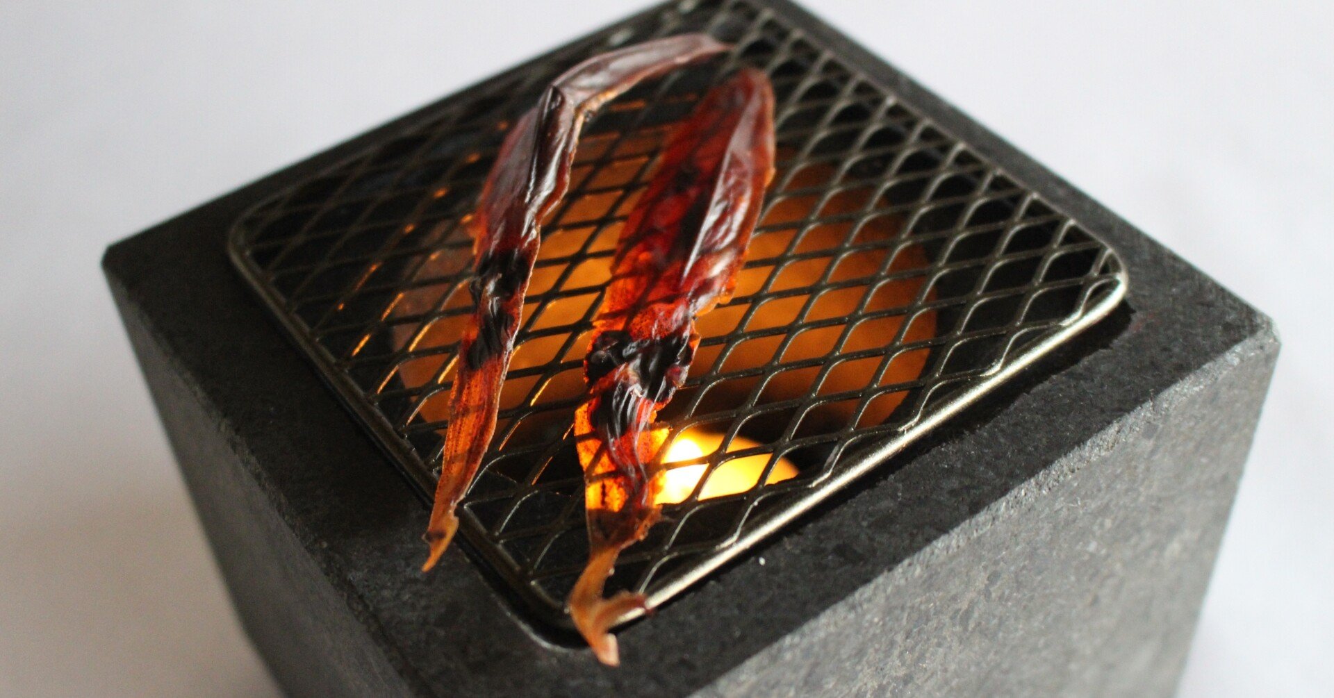 あたたかな火を眺めながら、ほくほくな食を味わう。石乃濱田が