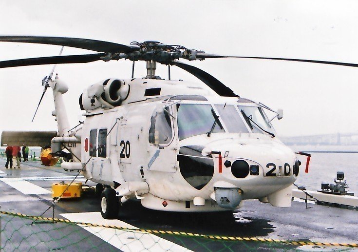 艦載機のひとつＳＨ－60Ｊ哨戒ヘリ。米国シコルスキー・エアクラフト社の物を三菱重工がライセンス生産。救難活動でも活躍する。