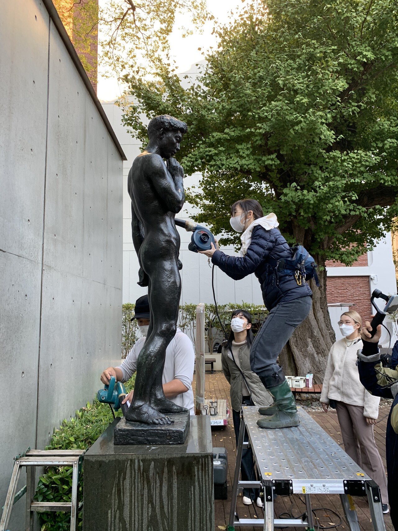 彫刻を洗って、磨いて、見る――触覚鑑賞ワークショップ」って！?｜Keio