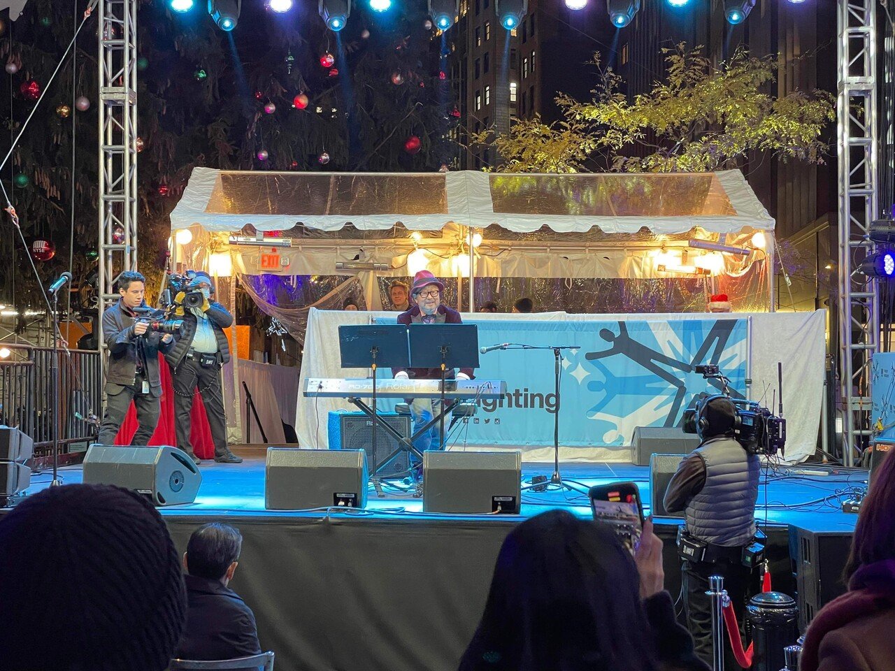 98回目NY証券取引所ツリー点灯式＆リングザベル！｜SENRI OE 大江千里