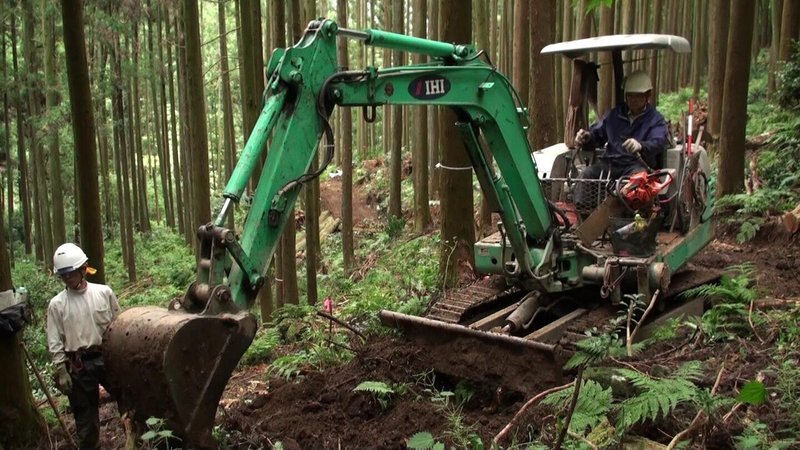 04-2_森林作業道を整備する技術者