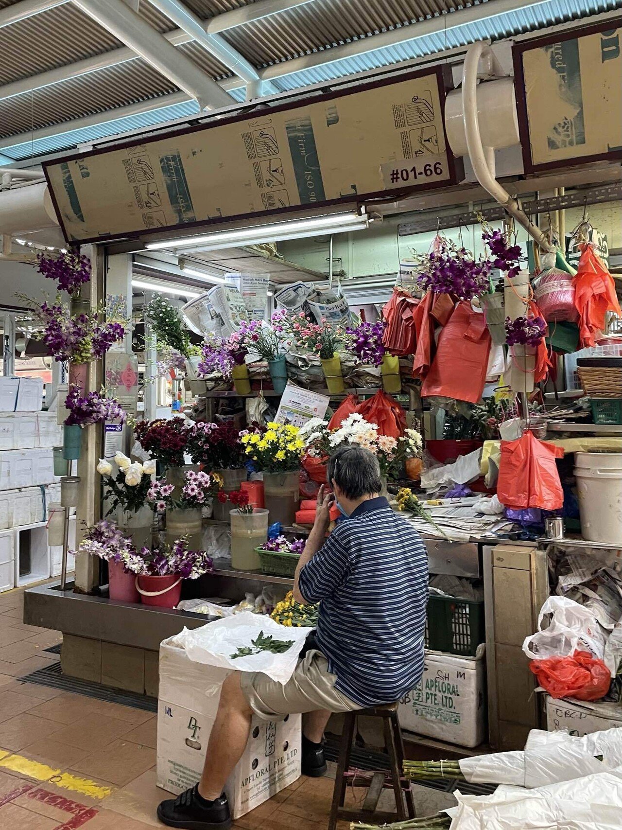 シンガポールのウェットマーケットで花を買う ままま みみ シンガポール Note