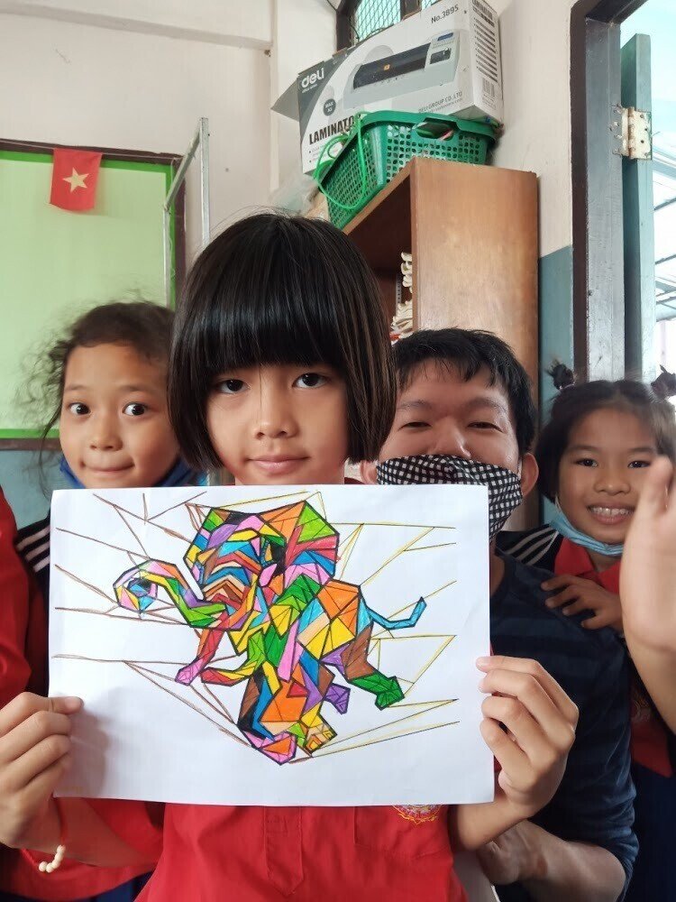 タイの小学校での塗り絵の授業