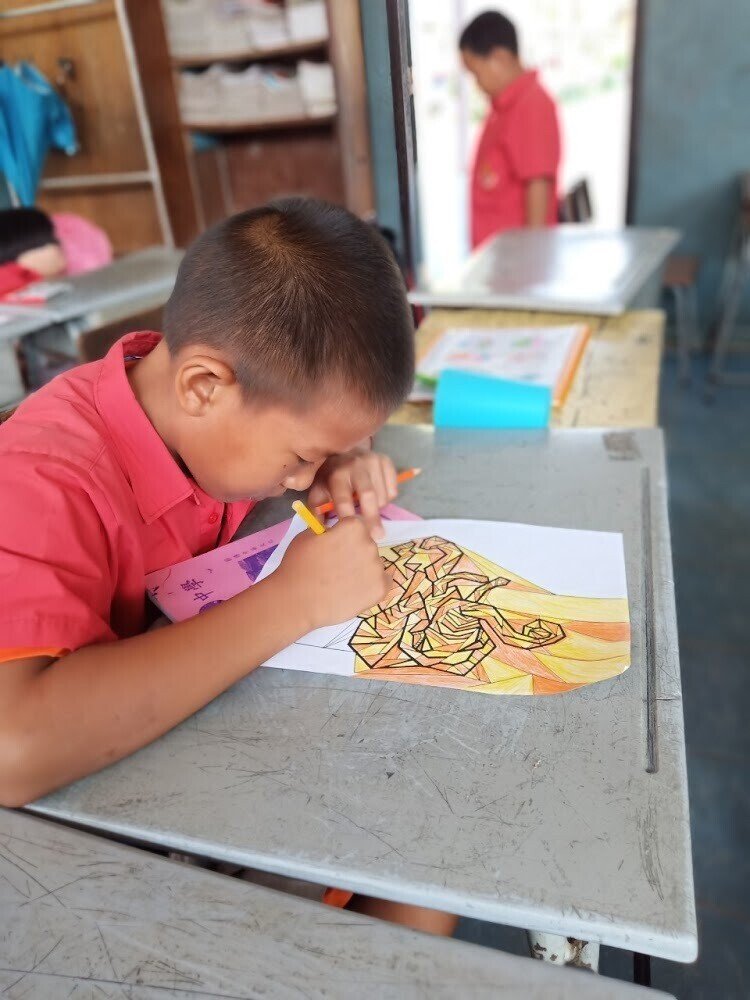 タイの小学校での塗り絵の授業